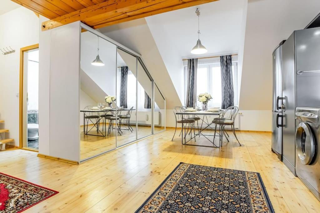 Utulny A Prostorny Podkrovni Byt S Krbovymi Kamny Ceske Budejovice Exterior foto